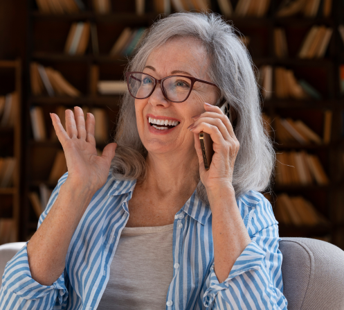 Femme souriante profitant d’un moment de bien-être dans un de nos coliving hermonie.