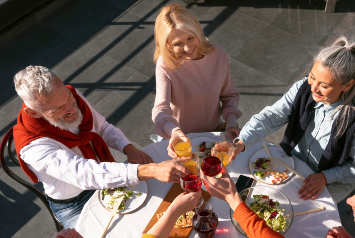 Jeunes Seniors actifs profitant de leur été au soleil chez Hermonie coliving.